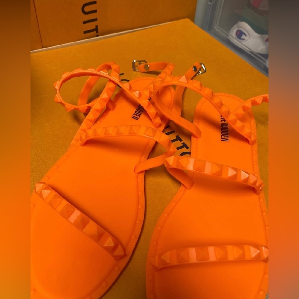 STEVE MADDEN | Women’s Neon Orange Travel J Studded Jelly Sandal Size 10